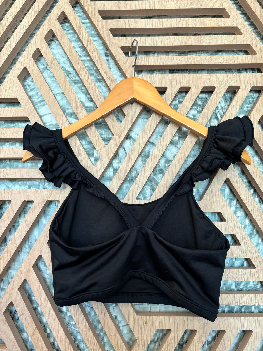 Sujetador deportivo negro con volantes