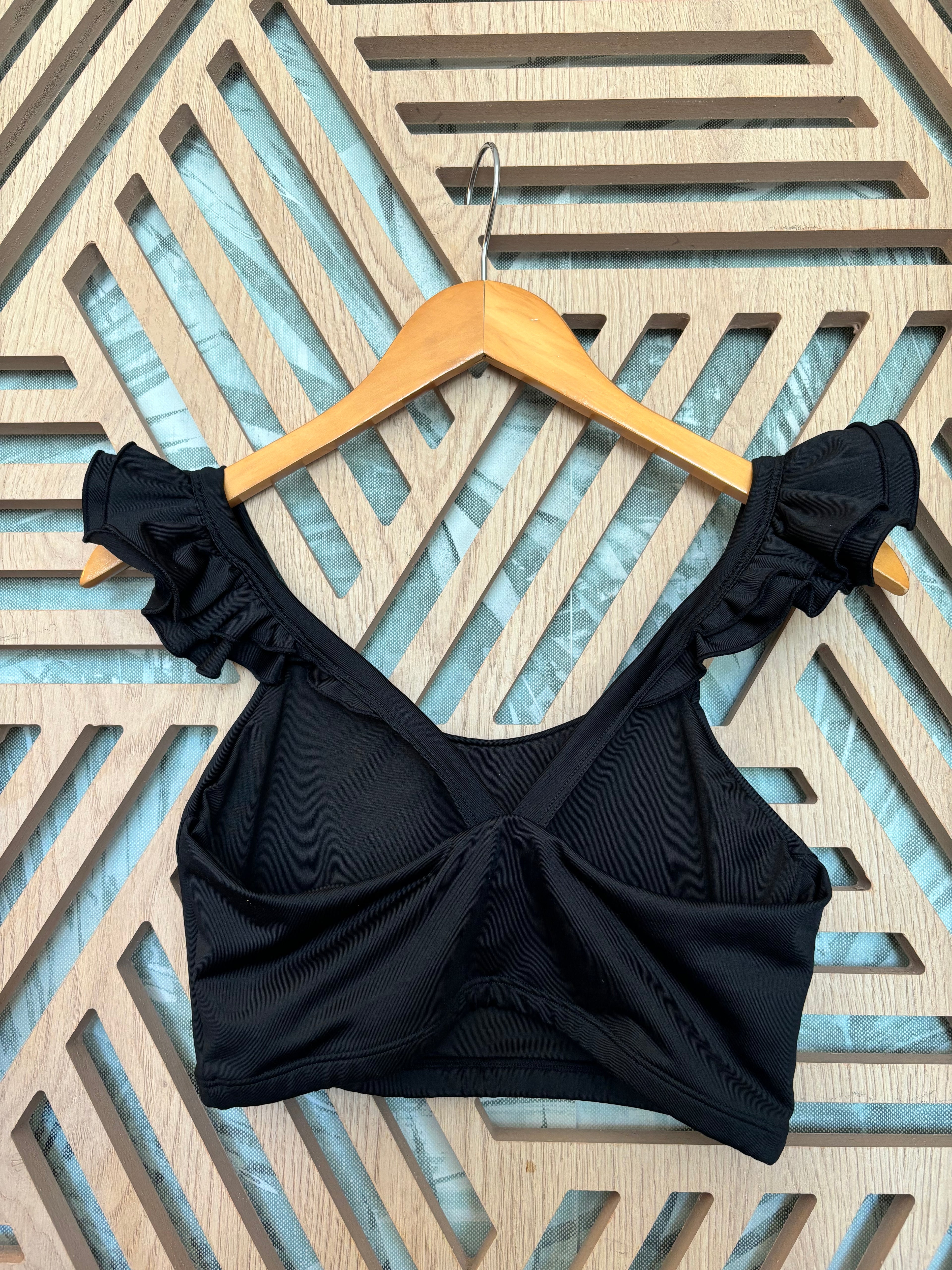Sujetador deportivo negro con volantes