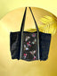 Tote negro con adorno de abeja